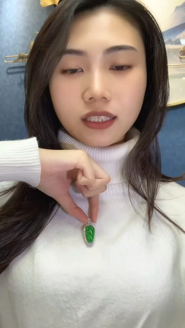 颈饰18K金镶嵌翡翠树叶【无服务费