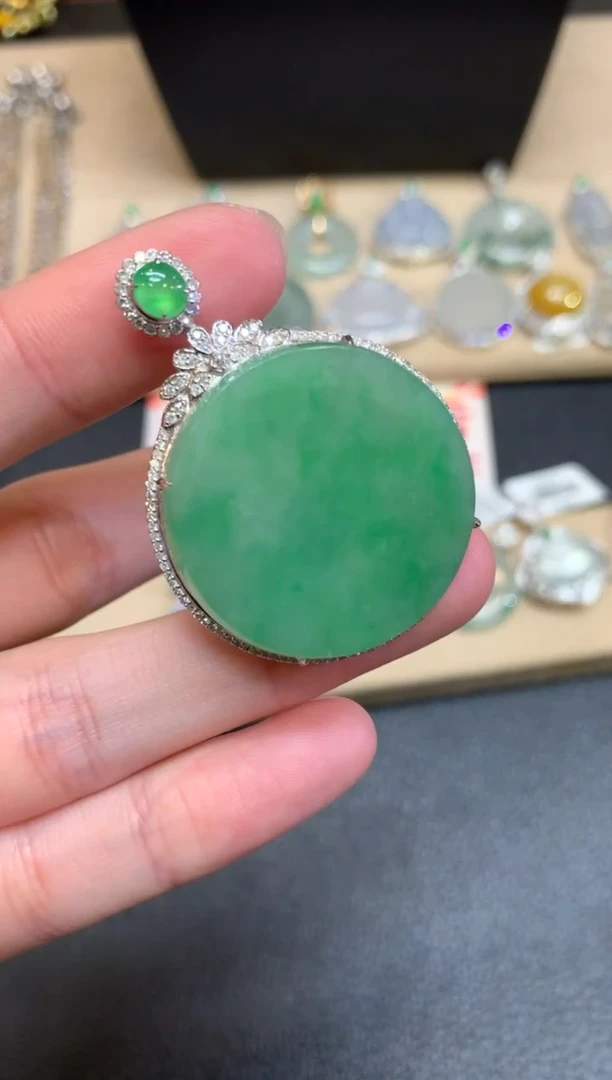 【闪购商品】翡翠颈饰18K金镶嵌无事牌【无服务费】