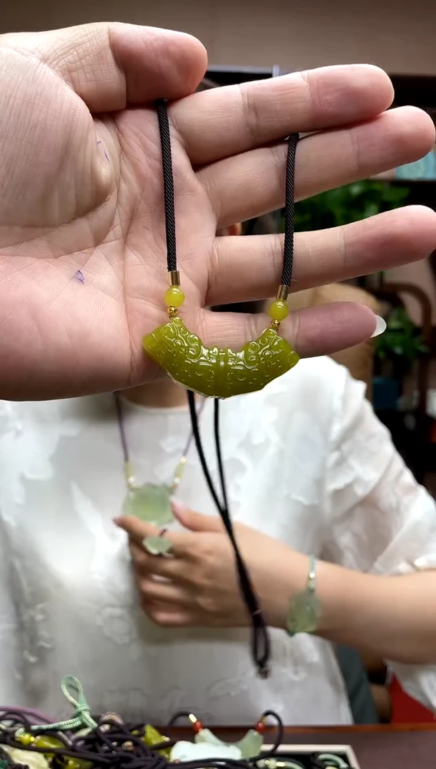 岫玉未镶嵌颈饰多样性发货发其中之一