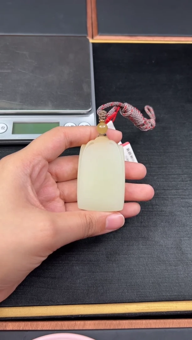 【闪购商品】和田玉吊坠(赠链)未镶嵌且末金山微色差