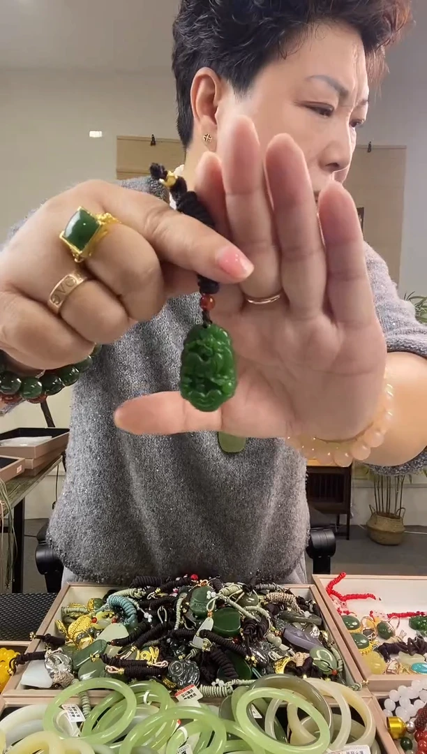 颈饰未镶嵌和田玉多样性拍一发一  0330  小狗