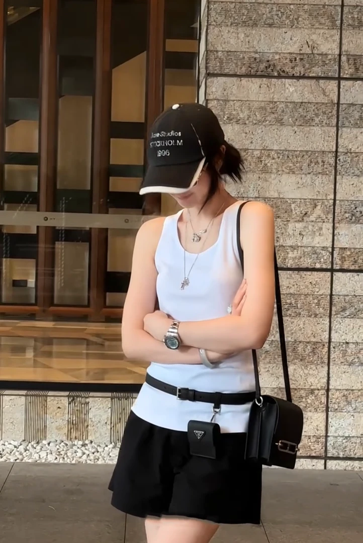 25夏新款时髦甜辣风设计感工字修身显瘦后背交叉绑带无袖背心上衣