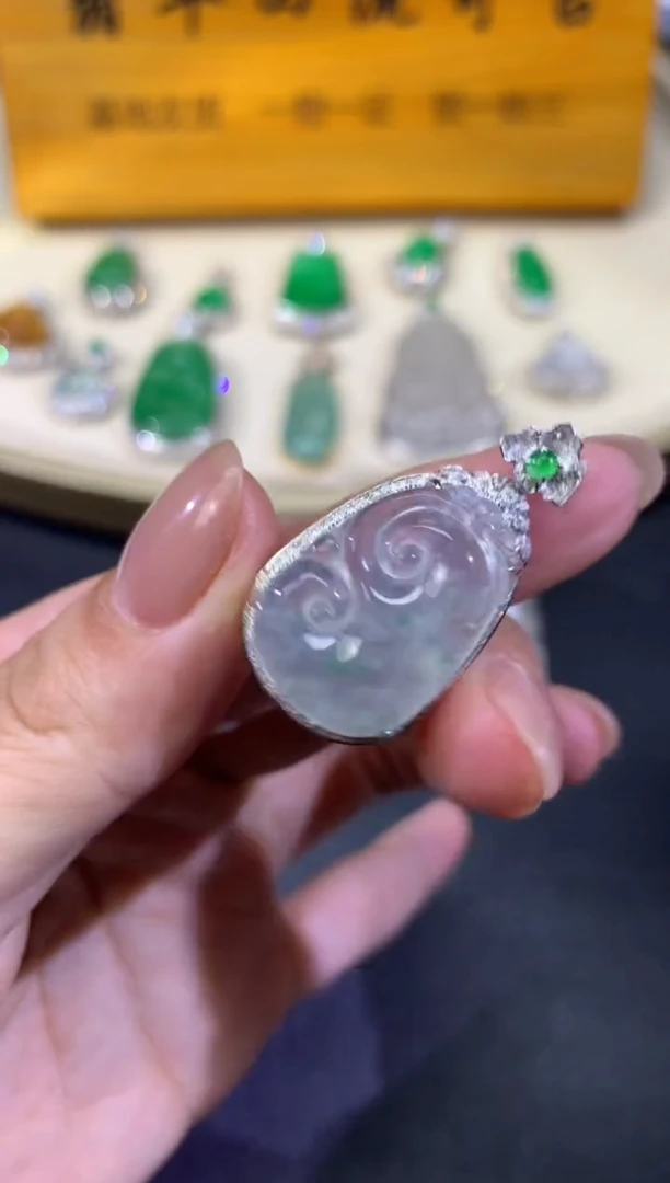 【闪购商品】翡翠吊坠(不含链)18K金镶嵌68