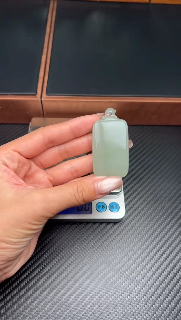 吊坠(赠链)未镶嵌和田玉且末微色差近矿吊坠mS