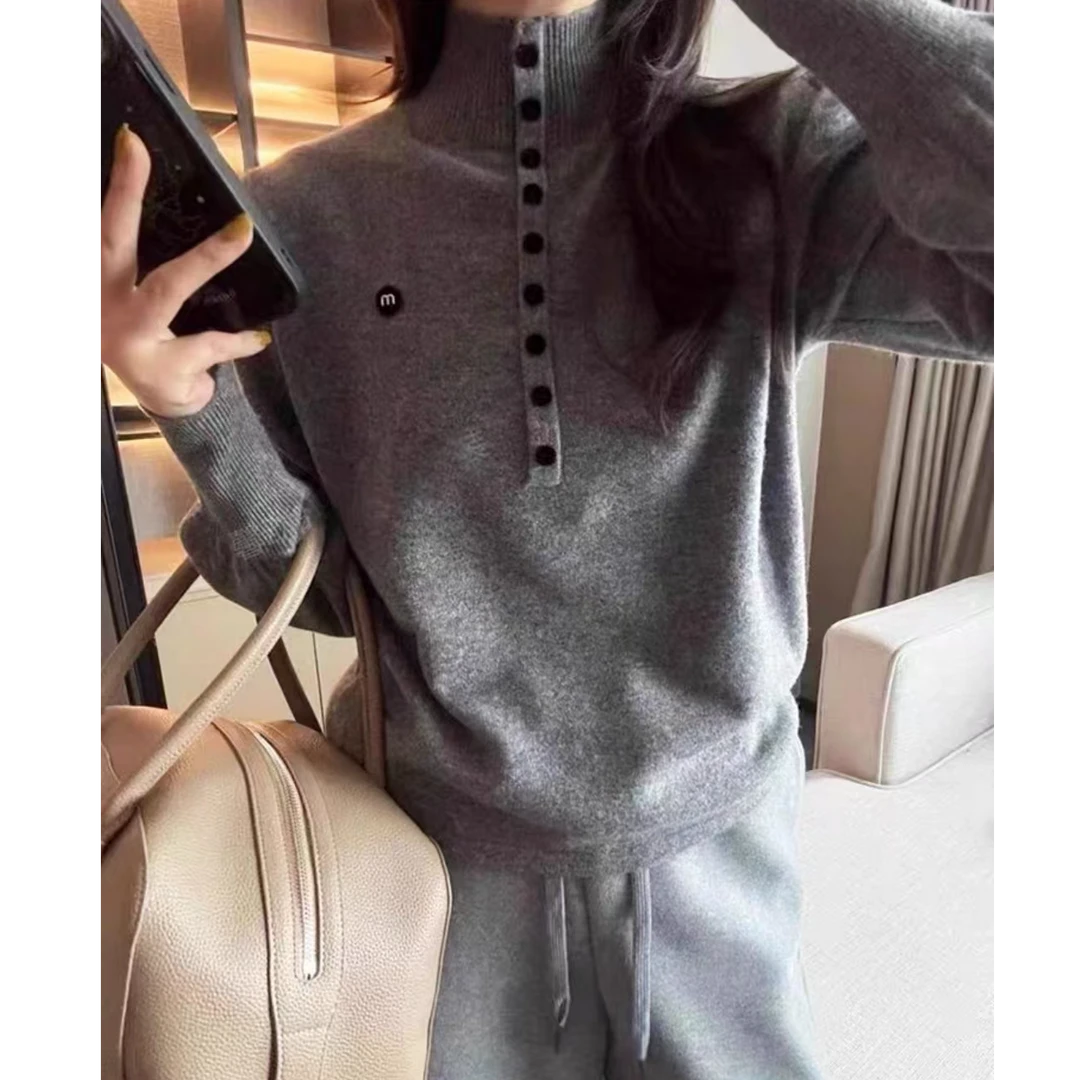 7896-婴儿肤感细羊毛9粒扣半高领气质针织衫（灰色）