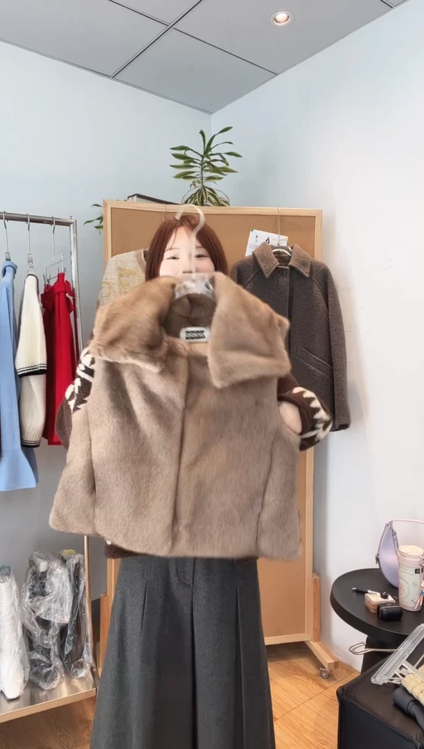 编号055  设计师品牌  毛毛皮草马甲上衣 待开价