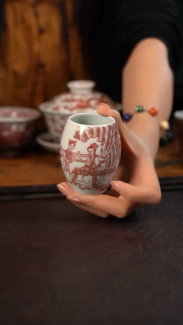 贵红窑釉里红仕女图手握蛋蛋杯