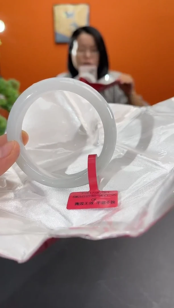 翡翠手镯未镶嵌翡翠手镯