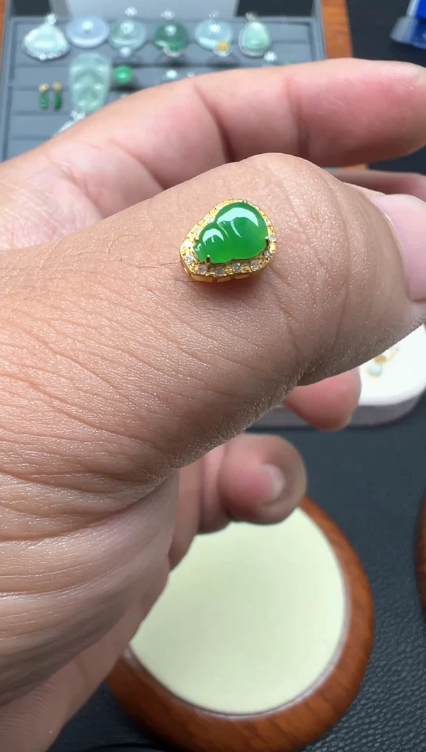 颈饰18K金镶嵌翡翠心***蔓31号链接 A货天然缅甸翡翠葫芦潘拉拉