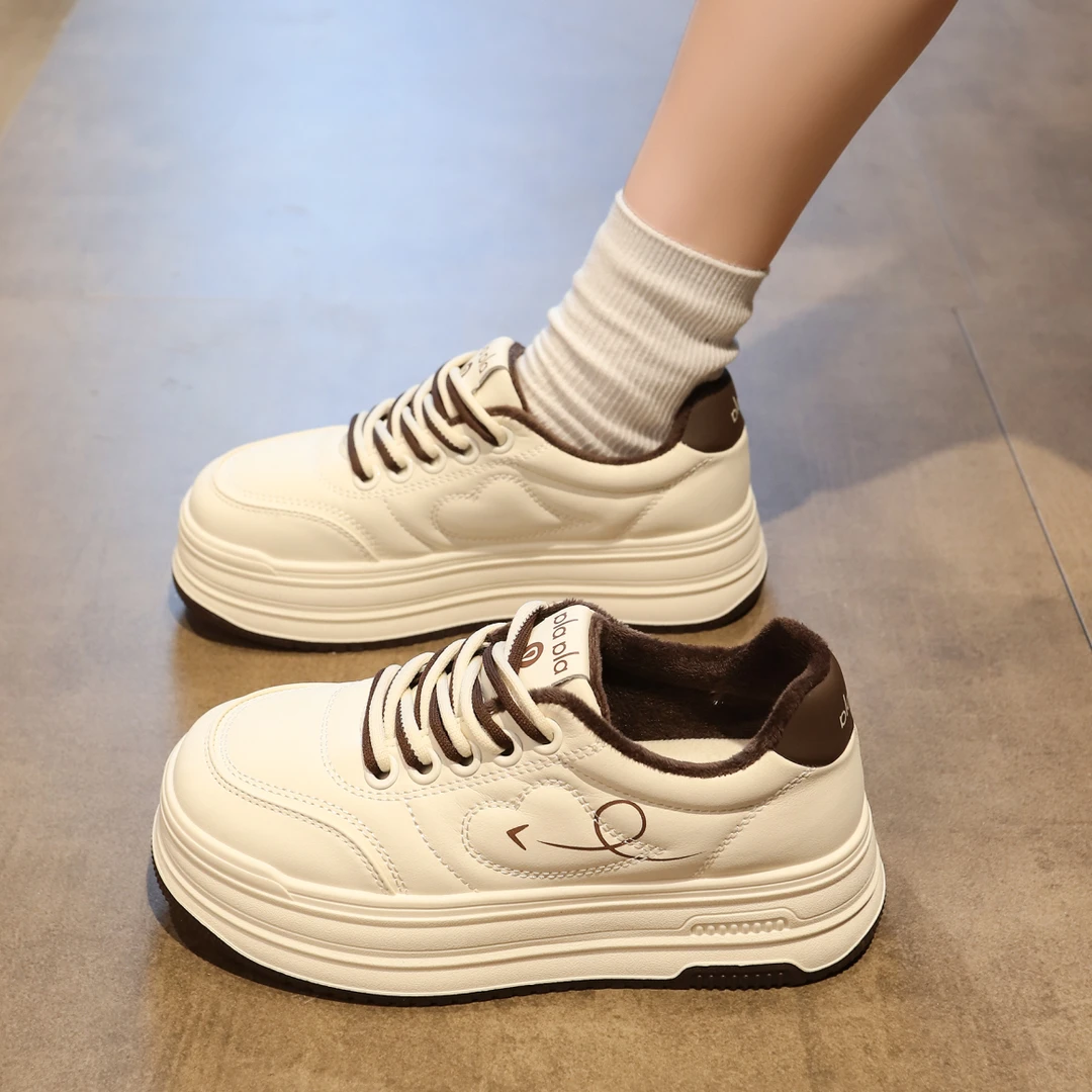 冬天加绒保暖厚底鞋子女配阔腿裤2025新款今年流行小白鞋爆款板鞋