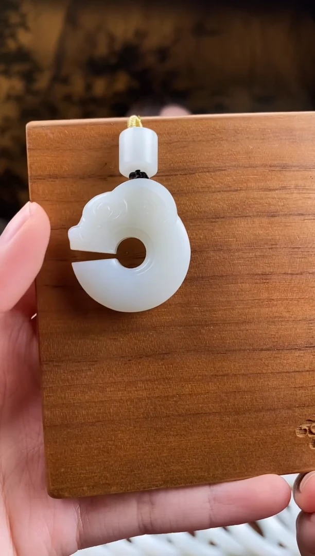 颈饰未镶嵌和田玉白玉 玉猪龙