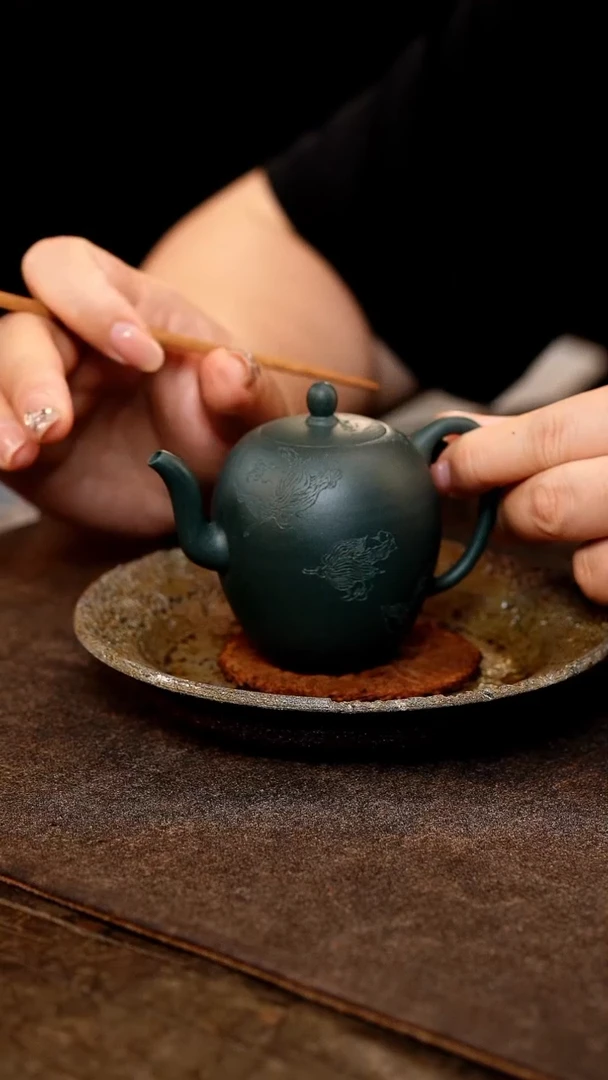 茶壶紫砂美人肩特别刻绘（兰花）