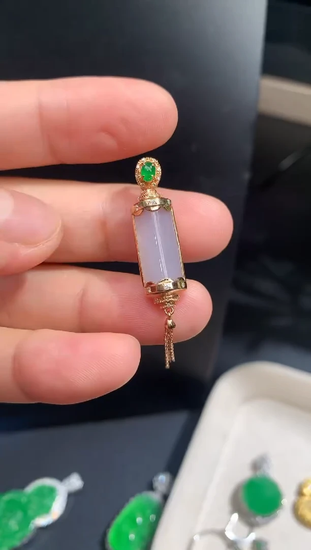 颈饰18K金镶嵌翡翠无事柱