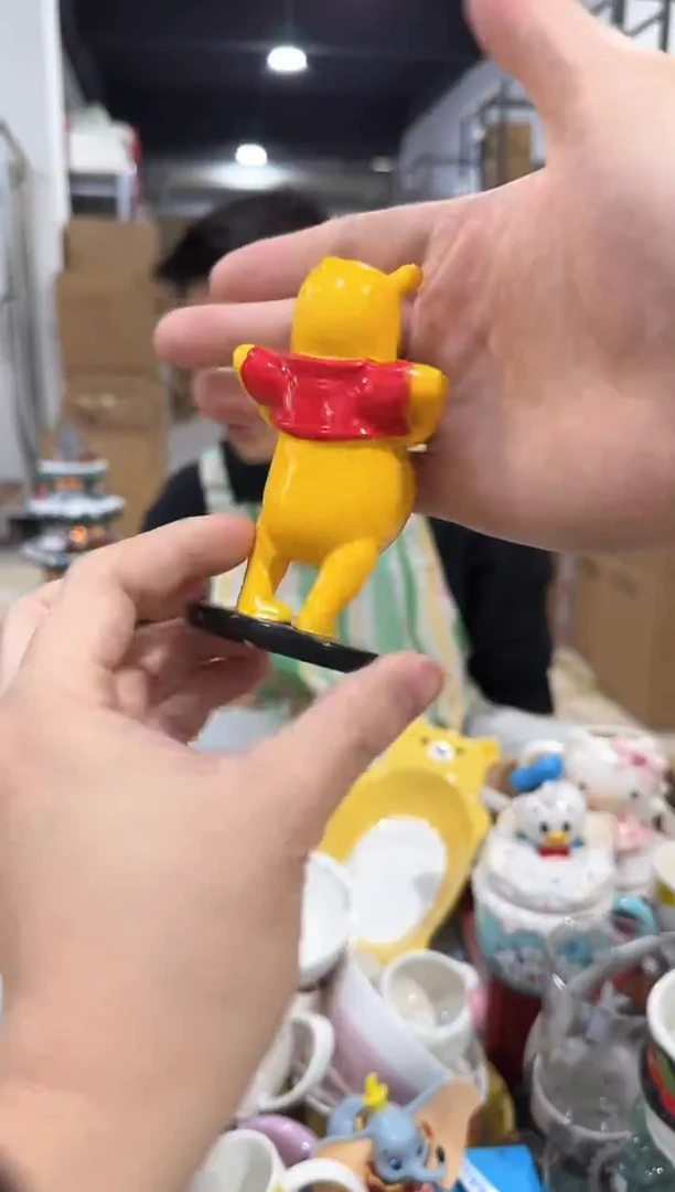 瓷片树脂维尼露肚皮摆件