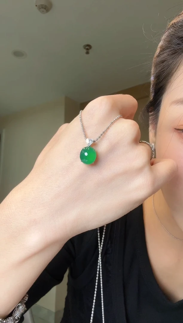 【闪购商品】翡翠吊坠(不含链)18K金镶嵌天然翡翠吊坠