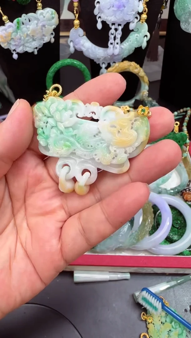 颈饰未镶嵌翡翠吊坠