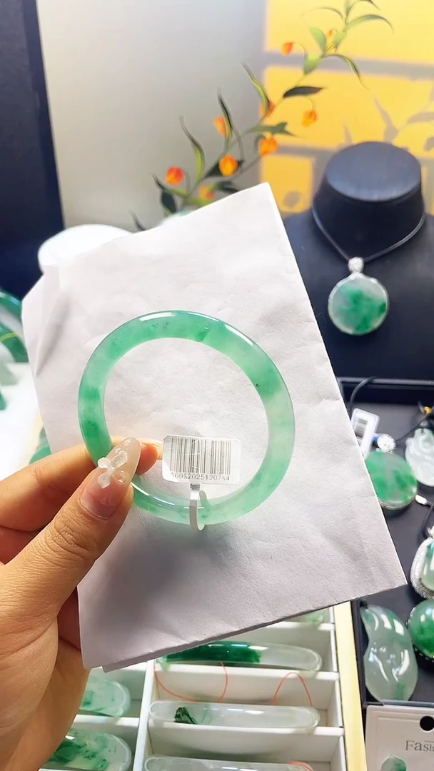 未镶嵌1石英质玉（非洲翠）1