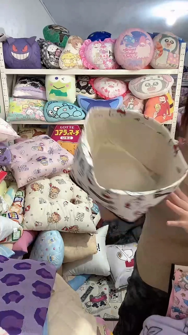 白色kt  垃圾桶