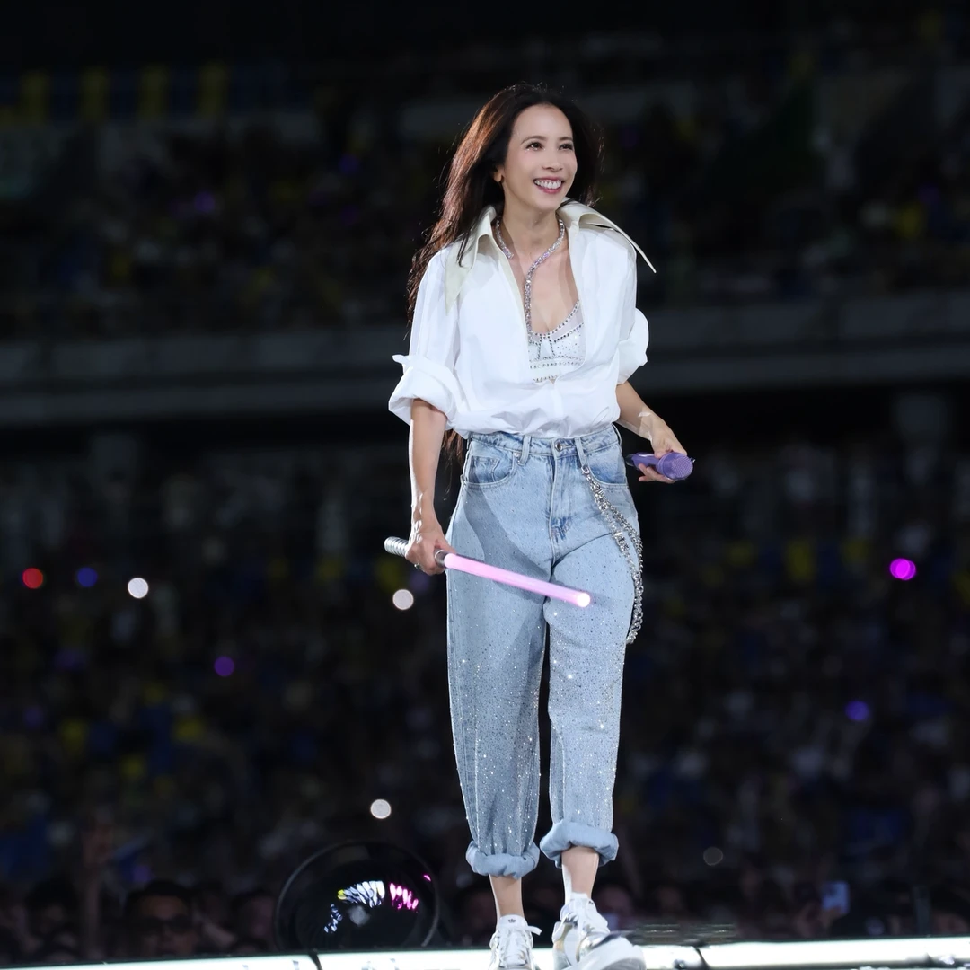 明星日记莫文蔚同款白色衬衫上衣2025夏新款蓝色烫钻牛仔裤长裤子