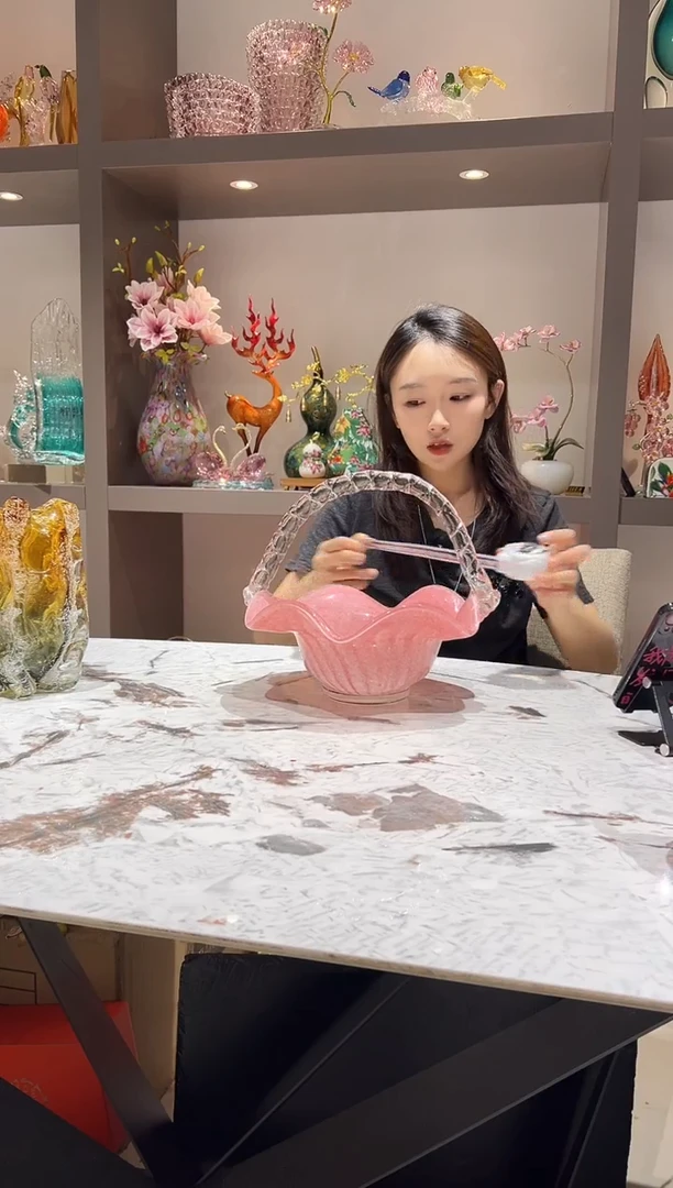 粉色手提艺术果篮