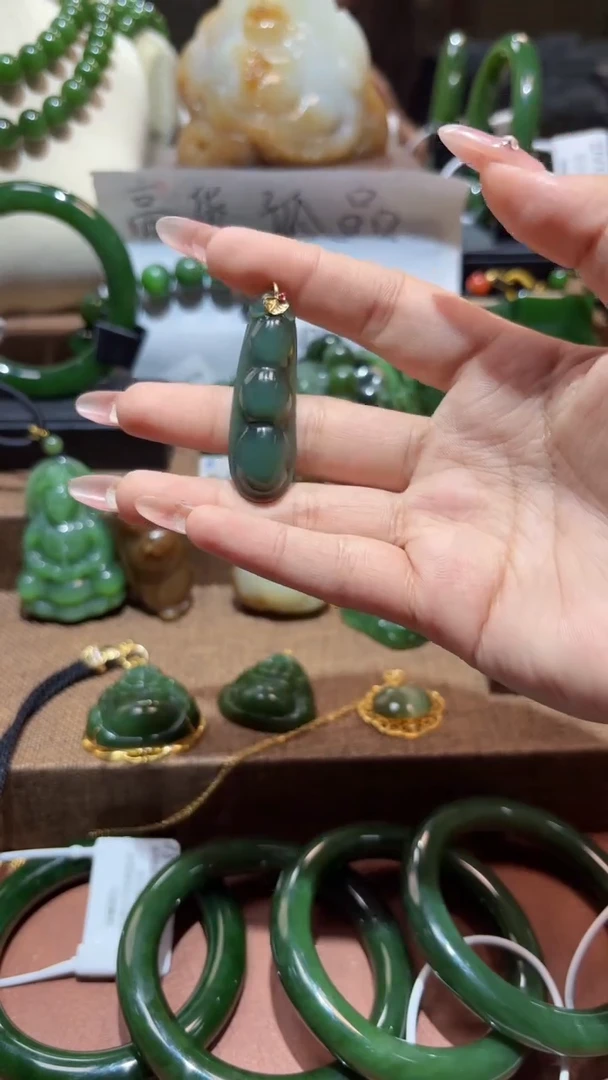 颈饰18K金镶嵌和田玉（碧玉）1