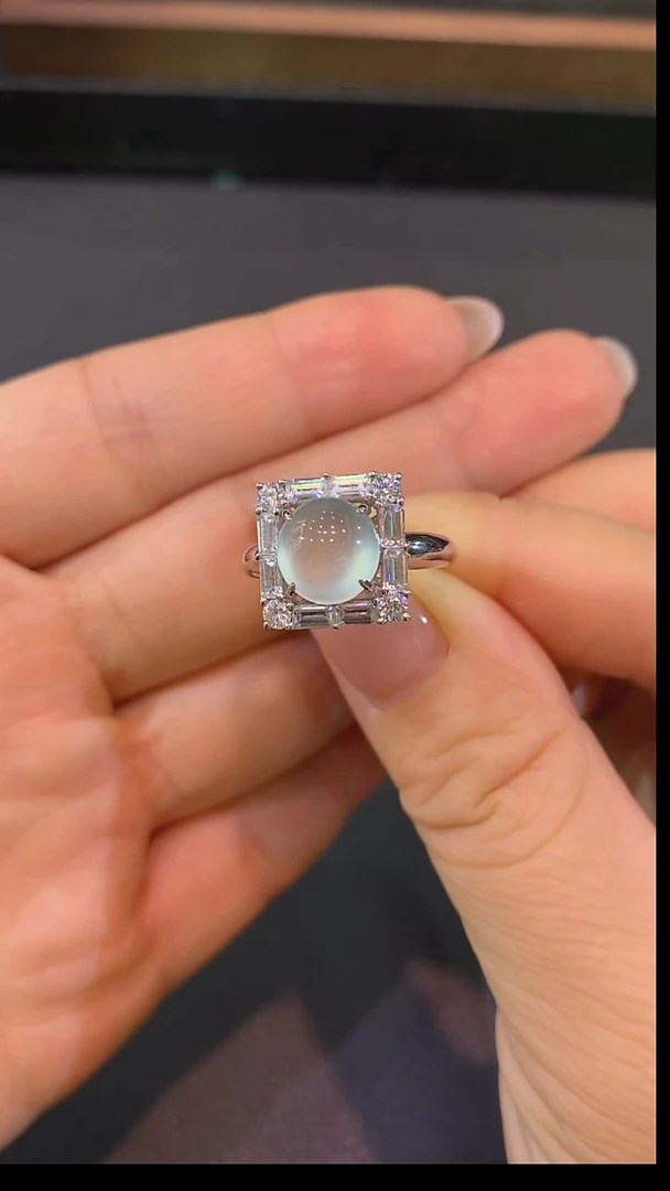 18K金镶嵌戒指翡翠戒指