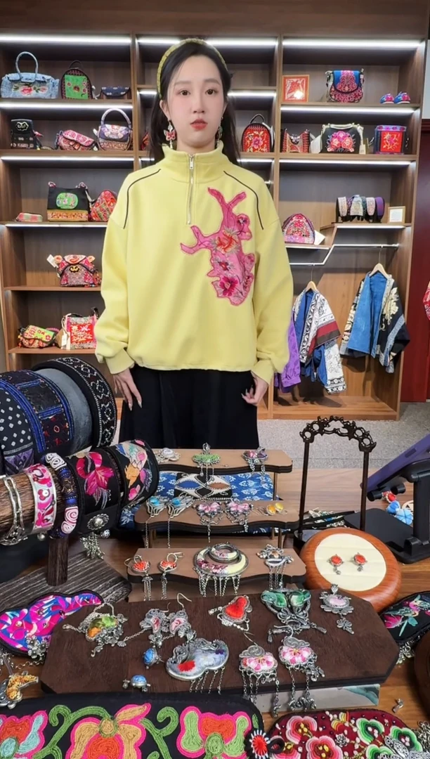 【闪购商品】织绣A28蒙阿苏苗绣传承