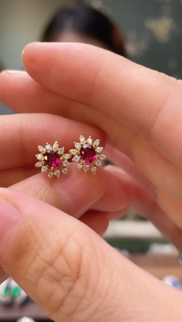 18K金镶嵌耳饰红宝石主石：0.82ct