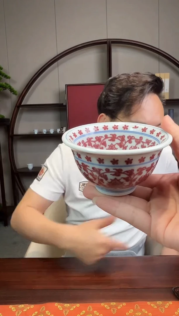摆件瓷博会-查窑釉里红满内绘缠枝莲压手杯38