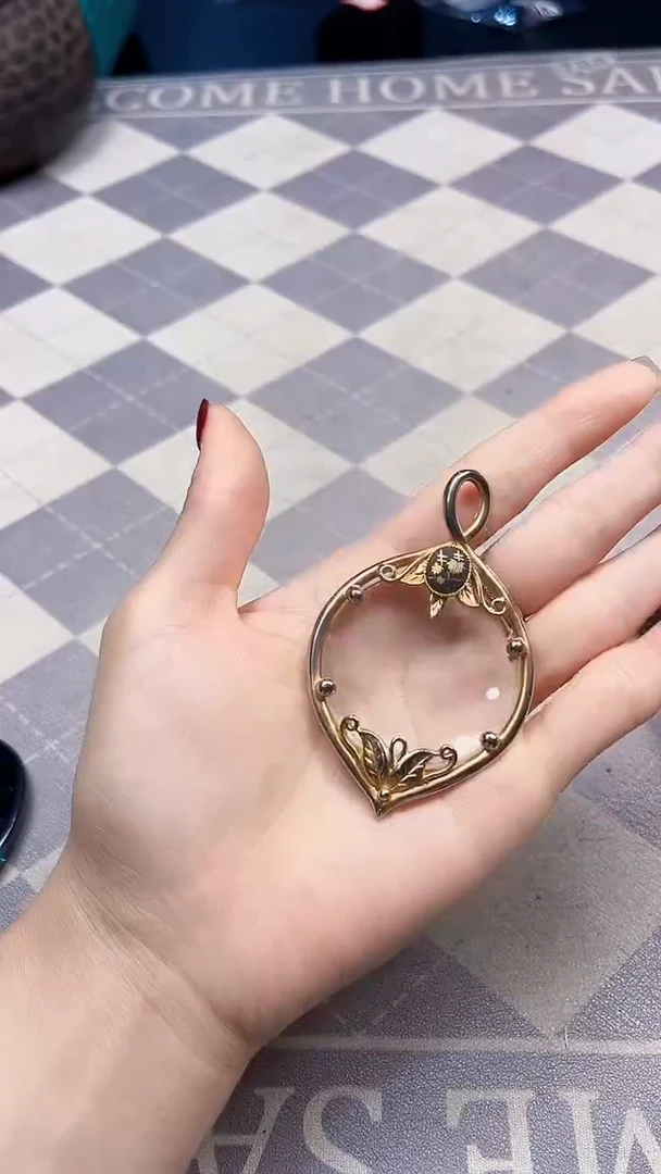 非金属无T****e如图所示时尚饰品