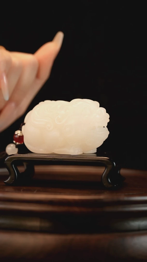 云南石荔枝白雕刻：招财貔貅