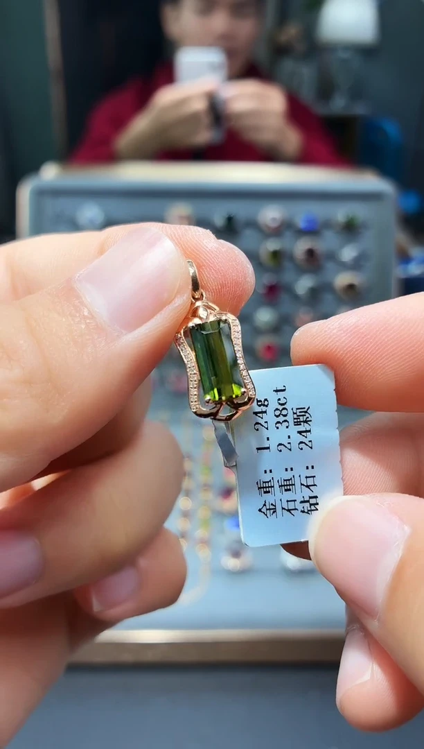 颈饰18K金镶嵌碧玺2.38.