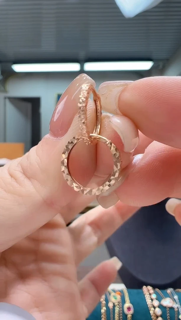 【闪购商品】18K金耳饰车花圈圈耳环K红