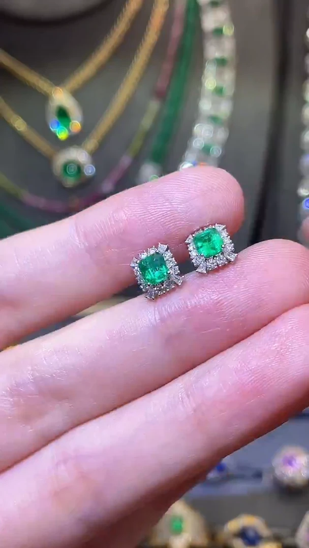 耳饰18K金镶嵌祖母绿0.41ct