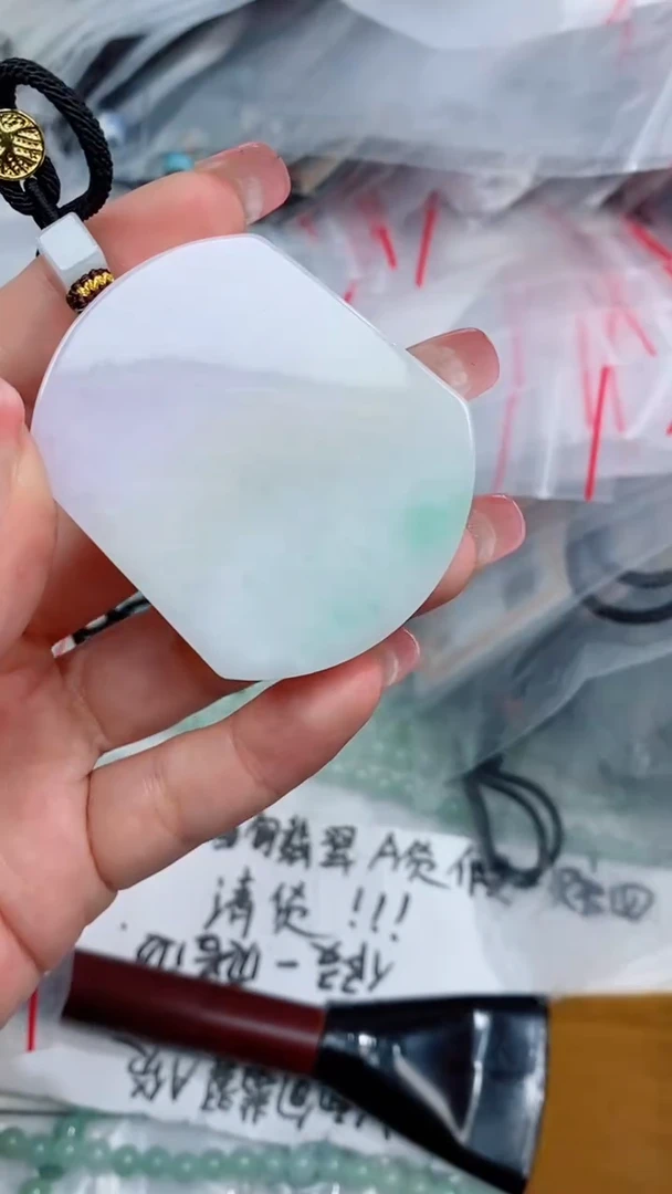 翡翠未镶嵌颈饰吊坠