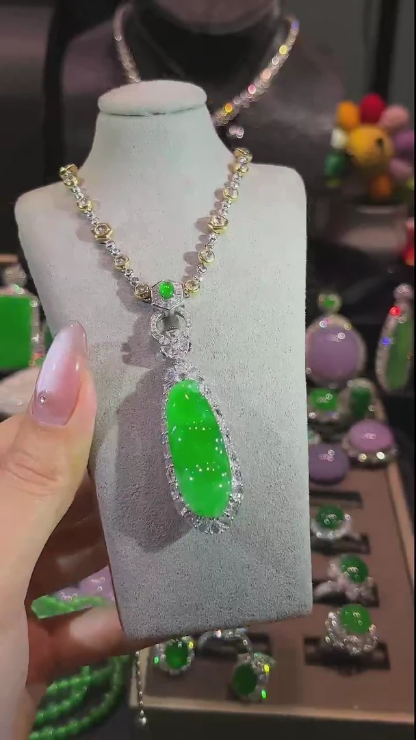 翡翠18K金镶嵌颈饰吊坠