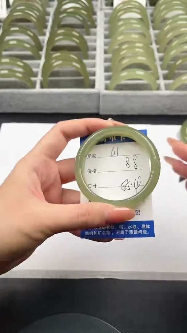 未镶嵌手镯石英质玉湖水绿