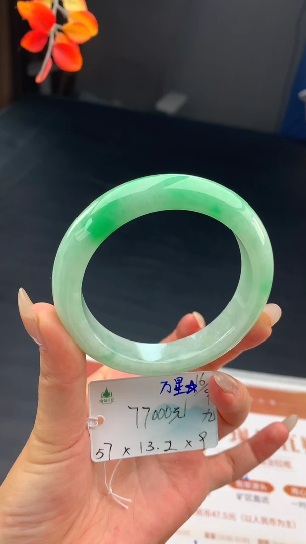 未镶嵌手镯翡翠自带#送人#，联系客服核对地址~