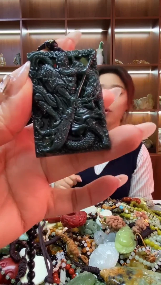 未镶嵌蛇纹石玉吊坠