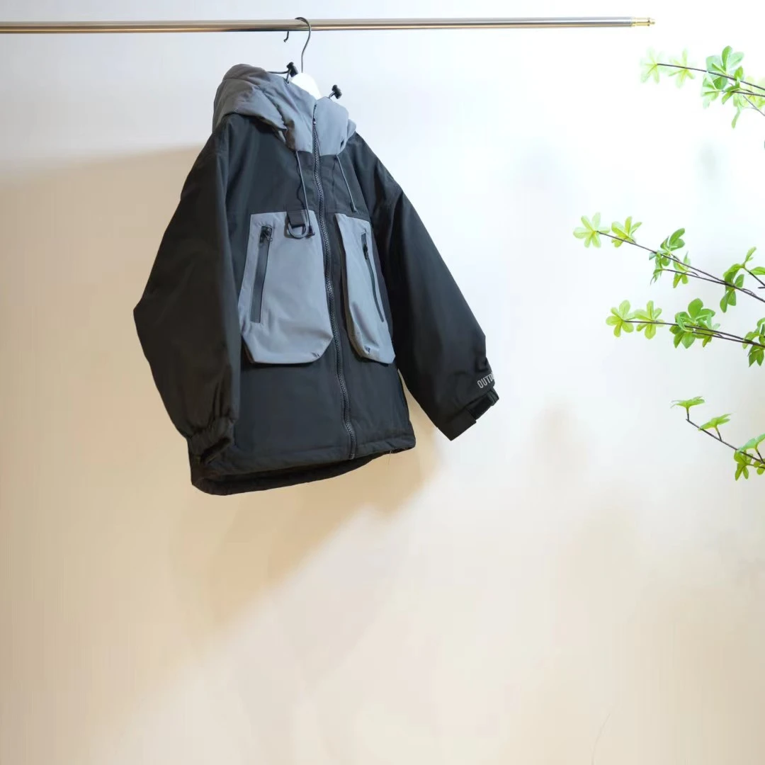 1-142-J一款两色拼色口袋袖口刺绣儿童连帽羽绒服