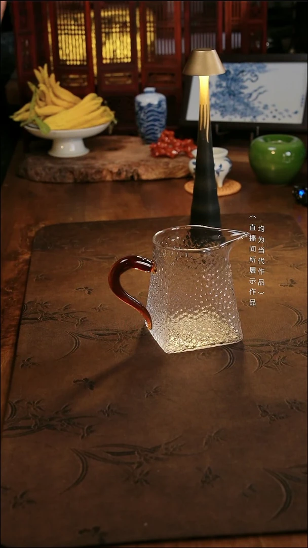红棕色锤纹把手公道杯