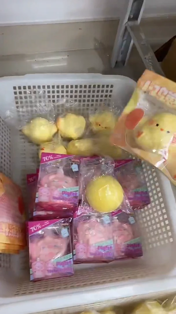 粉色猪猪吸吸冰+小鸡崽有变形+蛋黄酥，默认瑕疵无售后