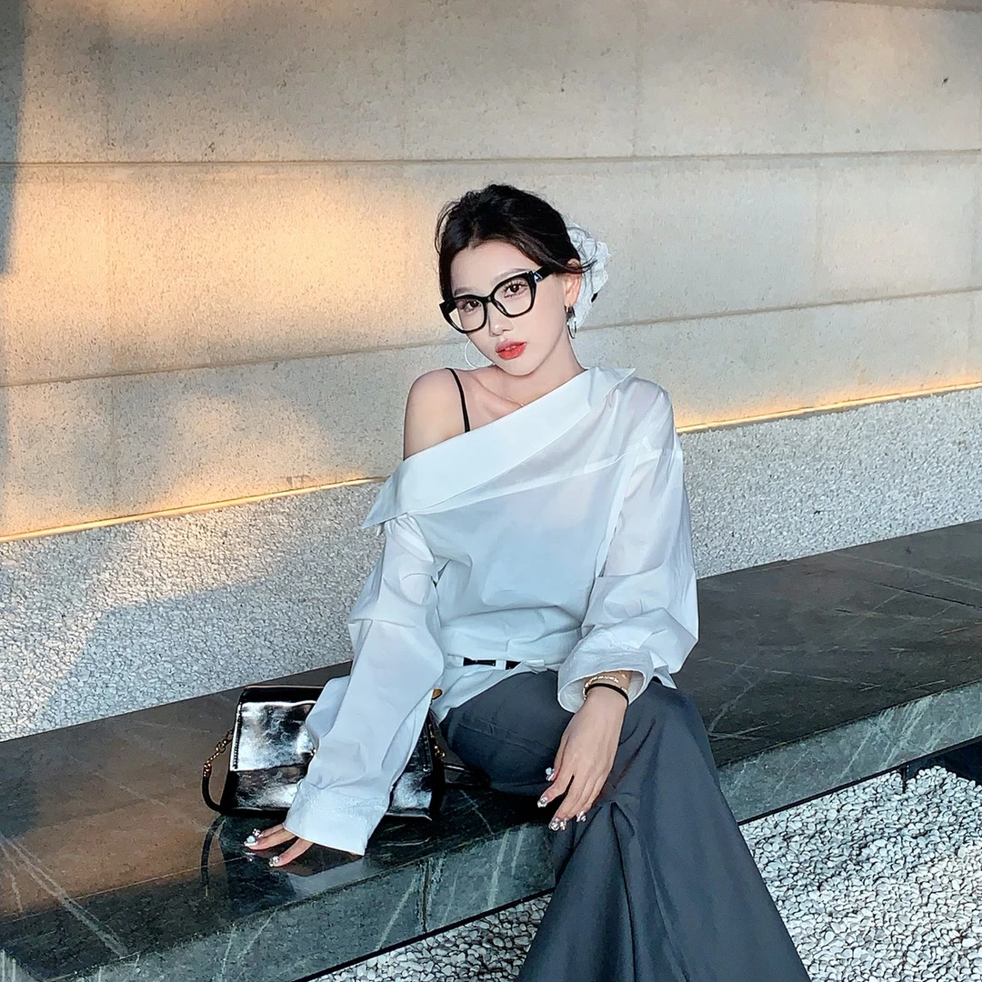 陈六六CHENLIULIU【法式设计感】白色不规则斜肩松弛感衬衫