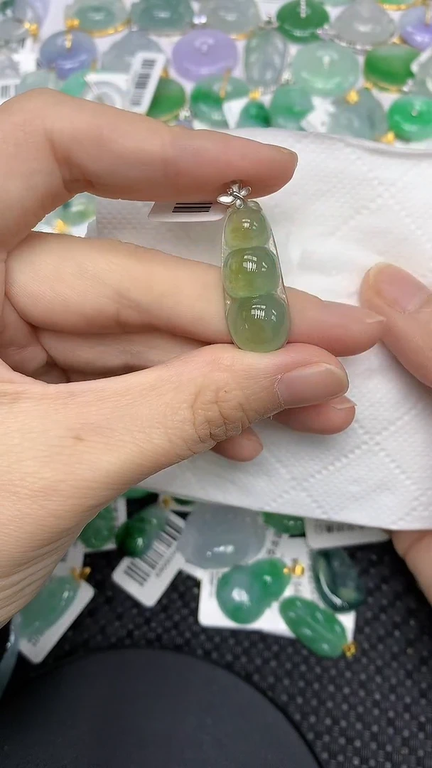 颈饰18K金镶嵌翡翠1111111111