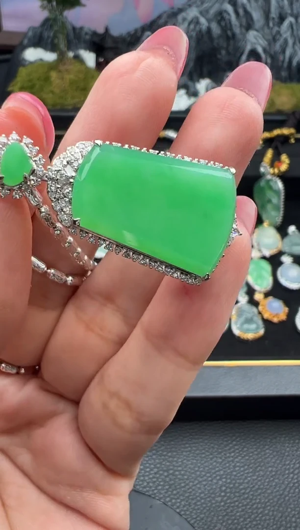 吊坠(不含链)18K金镶嵌翡翠网球拍