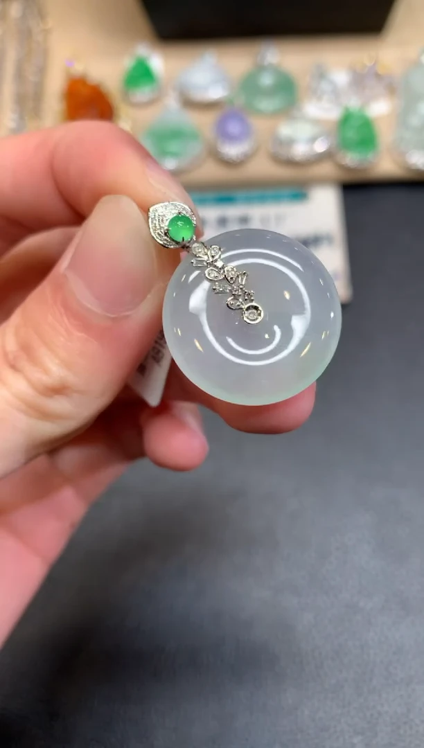 【闪购商品】翡翠颈饰18K金镶嵌平安扣【无服务费】