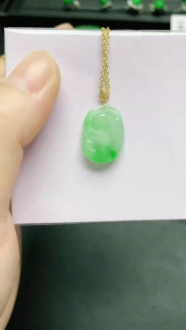 颈饰18K金镶嵌翡翠赠礼盒证书