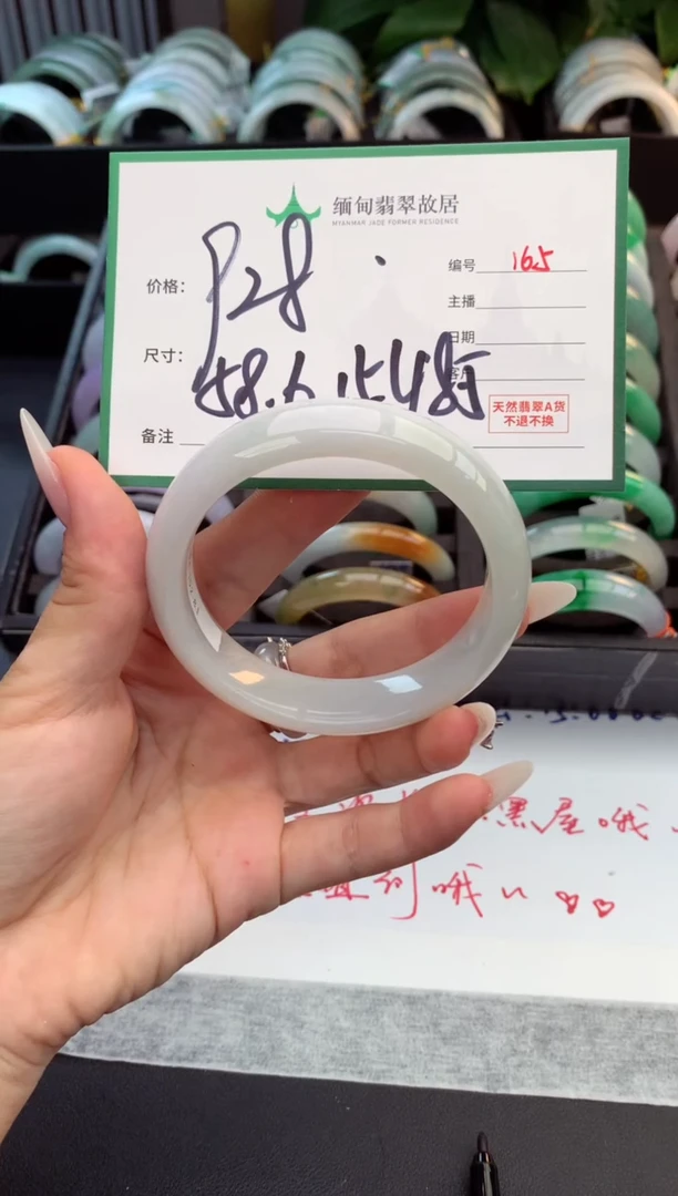 未镶嵌定制翡翠毛货需精细抛光+多人