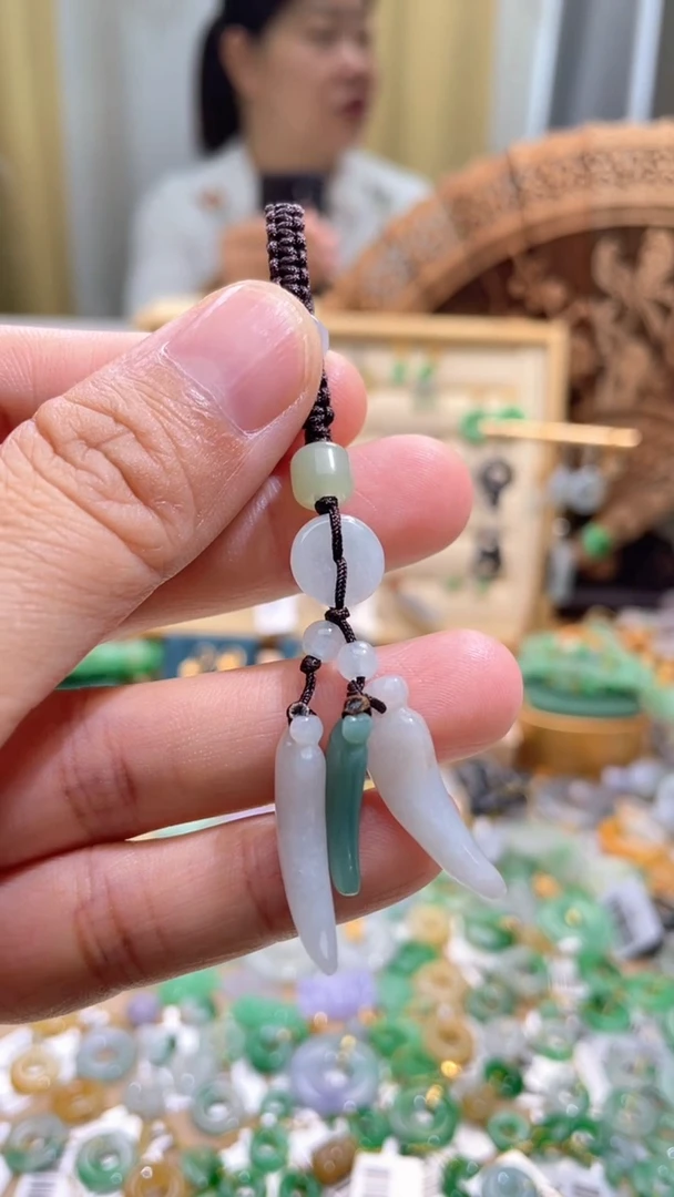 翡翠未镶嵌颈饰手机挂