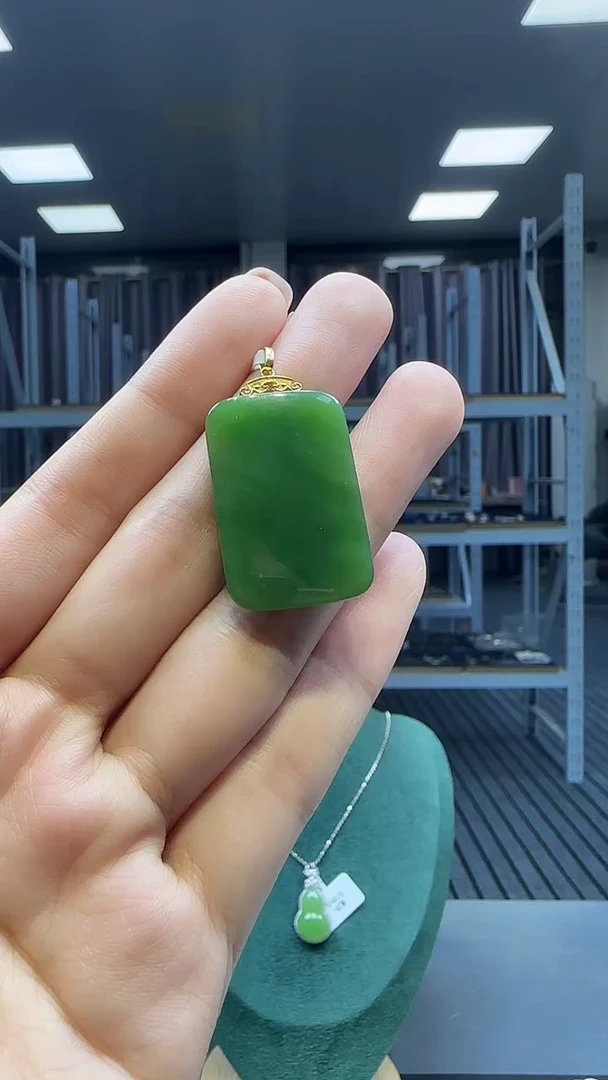 18K金镶嵌和田玉挂件1